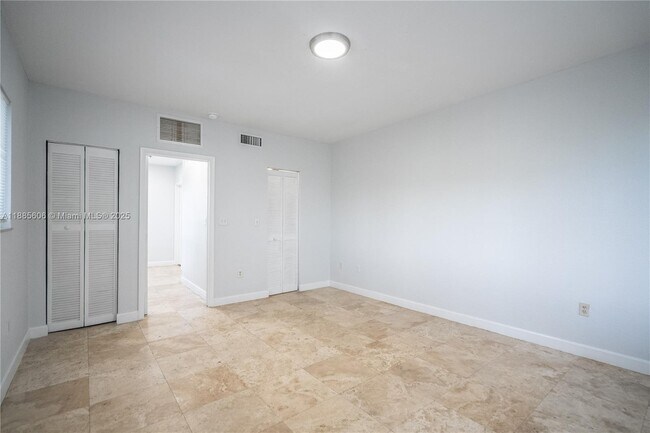 Building Photo - 2180 Bay Dr