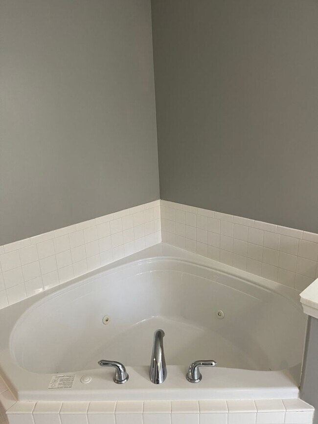 Building Photo - Available November 21st!   6 Month lease