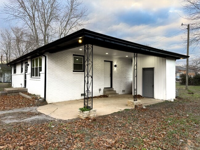 Building Photo - Renovated 3 Bedroom Home in Springfield, TN!