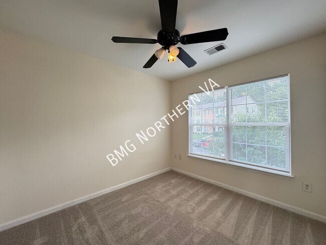 Building Photo - 10230 Magnolia Grove Dr