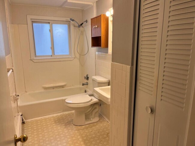 Building Photo - 49 Miller St