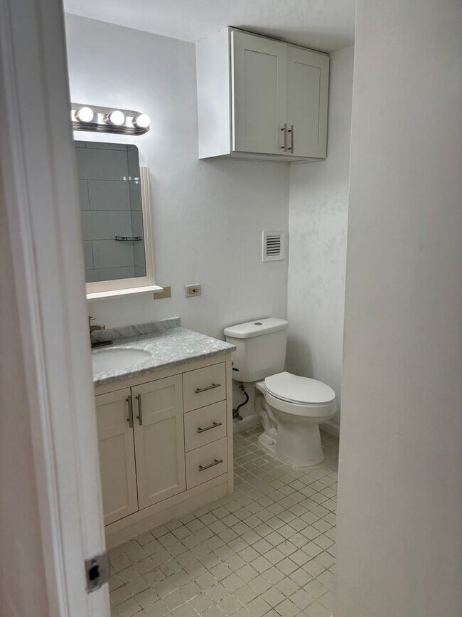 Building Photo - Unfurnished 2 bd, 1 bath 4 floor walk-up w...