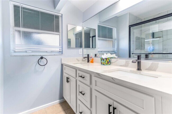 Building Photo - 824 Padua Ln