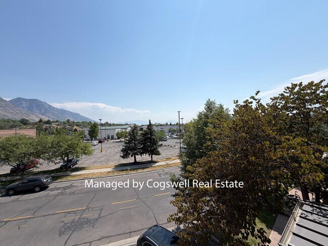 Building Photo - 5005 N Edgewood Dr