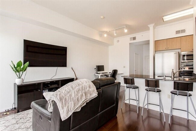 Building Photo - 3225 Turtle Creek Blvd Blvd