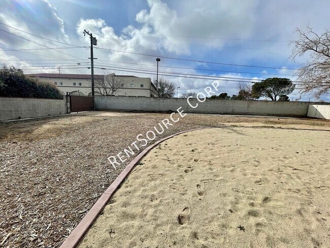 Building Photo - 1022 W Lancaster Blvd