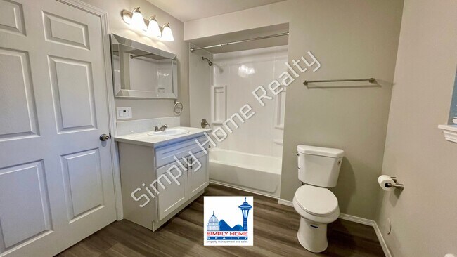 Building Photo - Cute and cozy, newly renovated 3 bedroom tucked inside a charming Tri-plex!