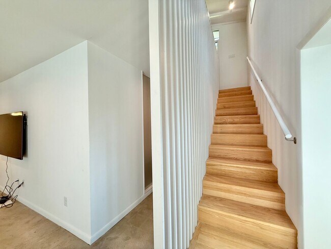 Building Photo - Luxurious 4BD, 3BA Raleigh Home with Fence...