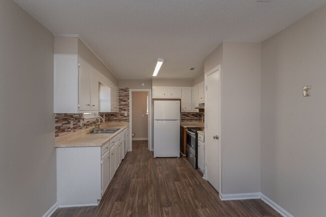 Building Photo - 2937 Dahlia Dr
