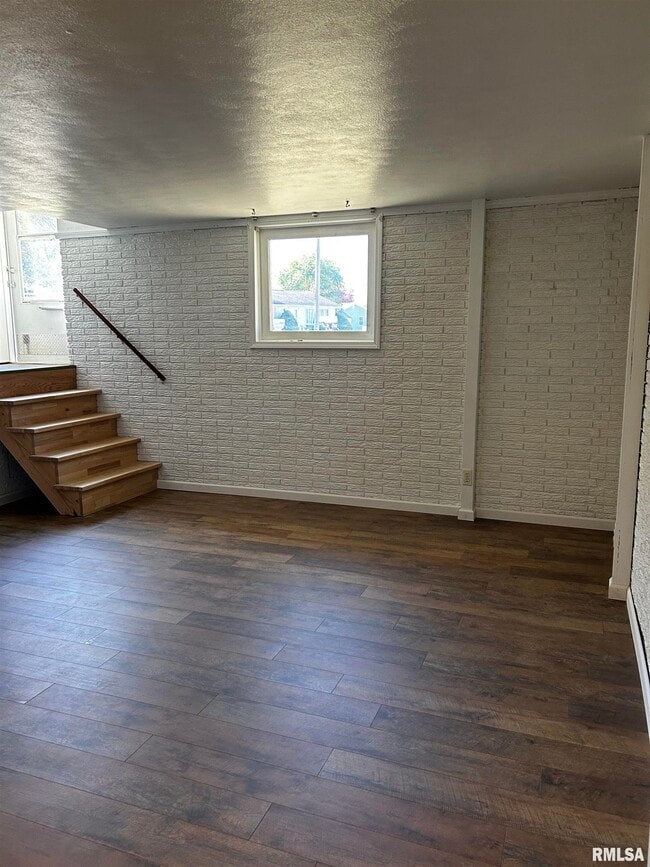 Building Photo - 1107 Eisenhower Dr