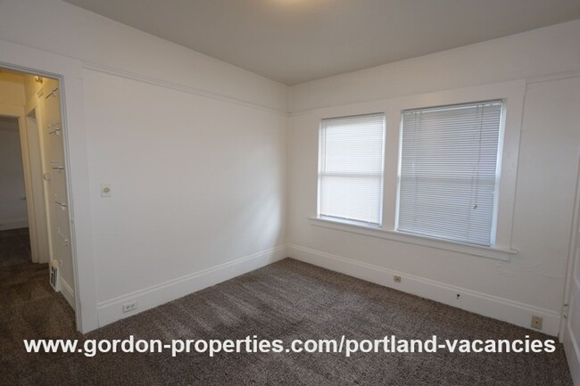 Building Photo - NE Holland St - vintage Woodlawn 2 bedroom...