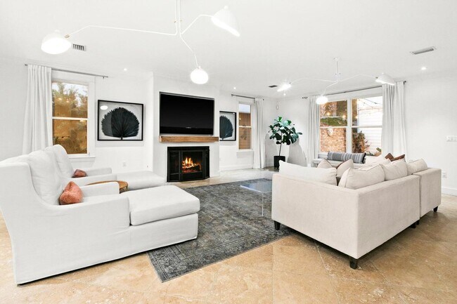 Building Photo - 502 W Harborview Rd