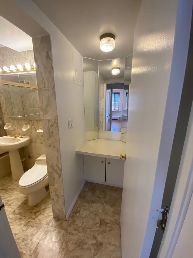 Building Photo - 420 E 64th St