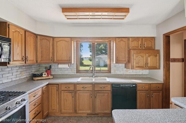Building Photo - 245 Lynbrook Dr