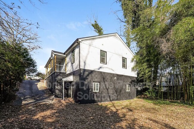 Building Photo - 2422 Queen St