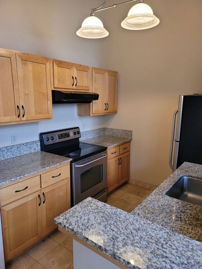 Building Photo - Beautiful Lincoln School Studio Only $1295/month