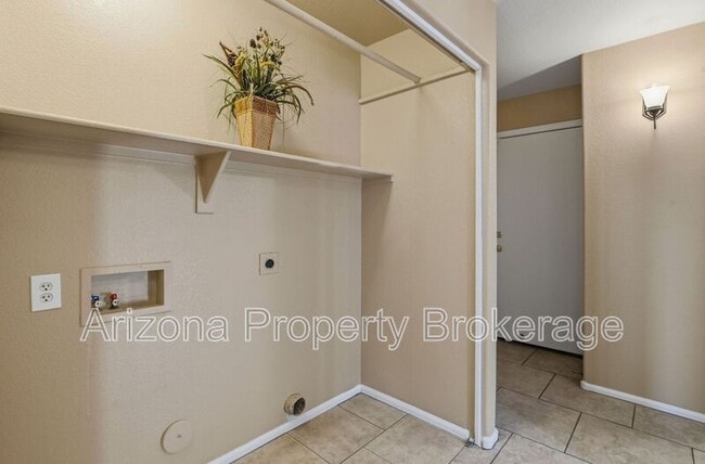 Building Photo - 919 E Monteleone St