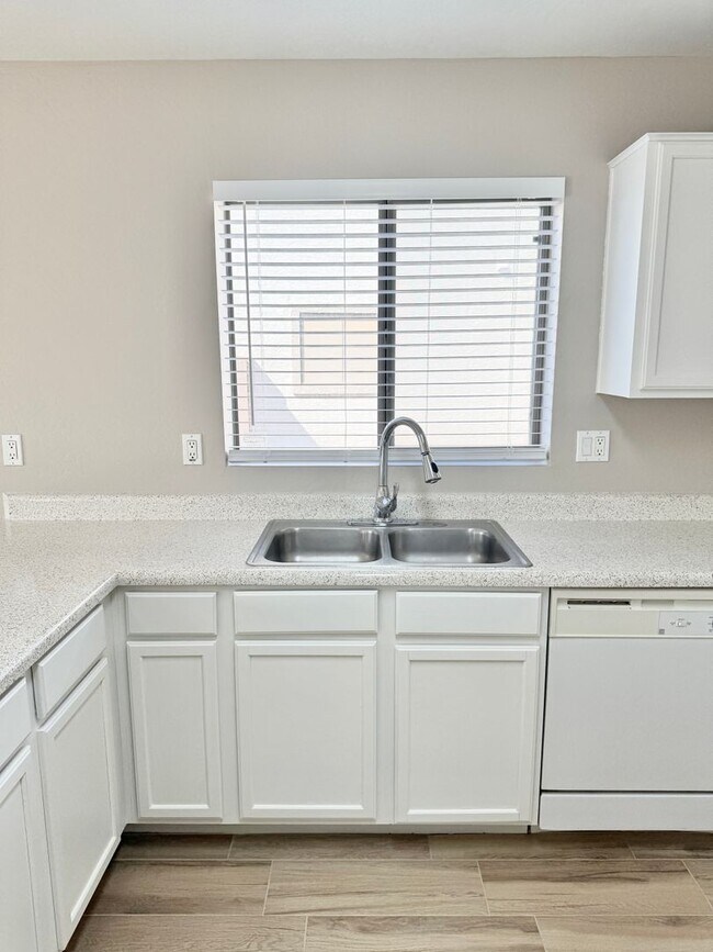 Building Photo - Remodeled 5 Bedroom/3 Bath Home. Upgraded Flooring & Kitchen!