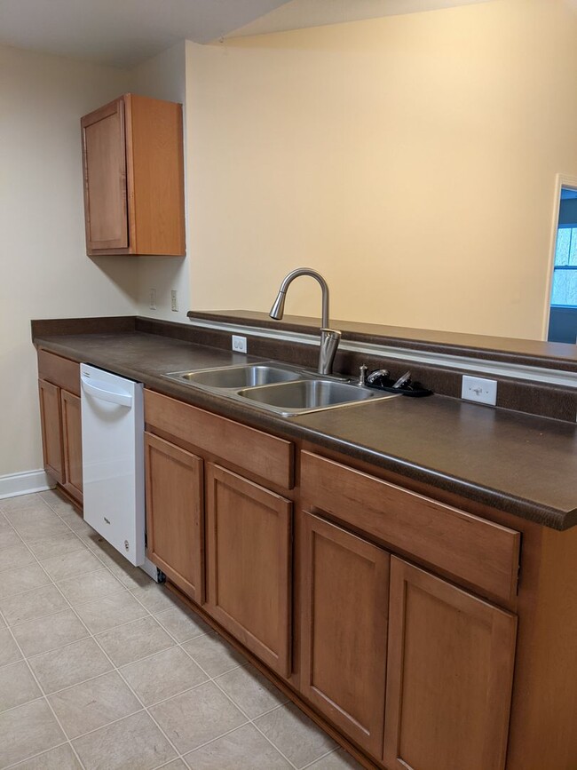 Building Photo - Spacious Condo off Hendersonville Rd