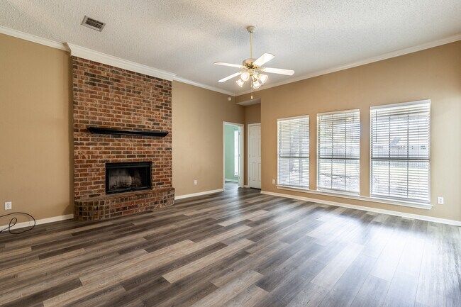 Building Photo - 10312 Sierra W Dr