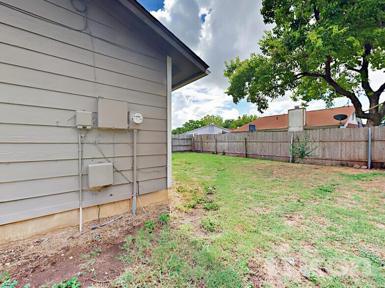 Building Photo - 9410 Valley Moss
