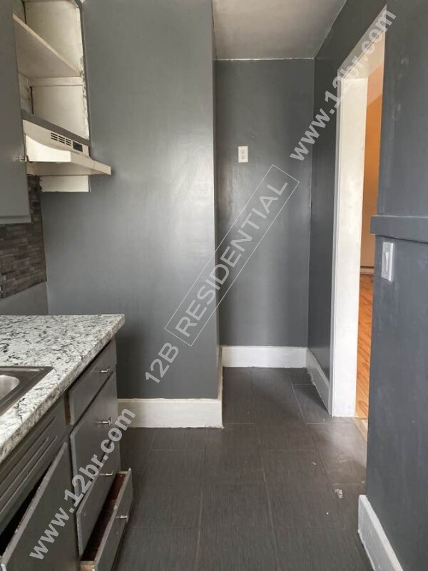Building Photo - 2-Bedroom 3rd Story Unit in Toledo's Histo...