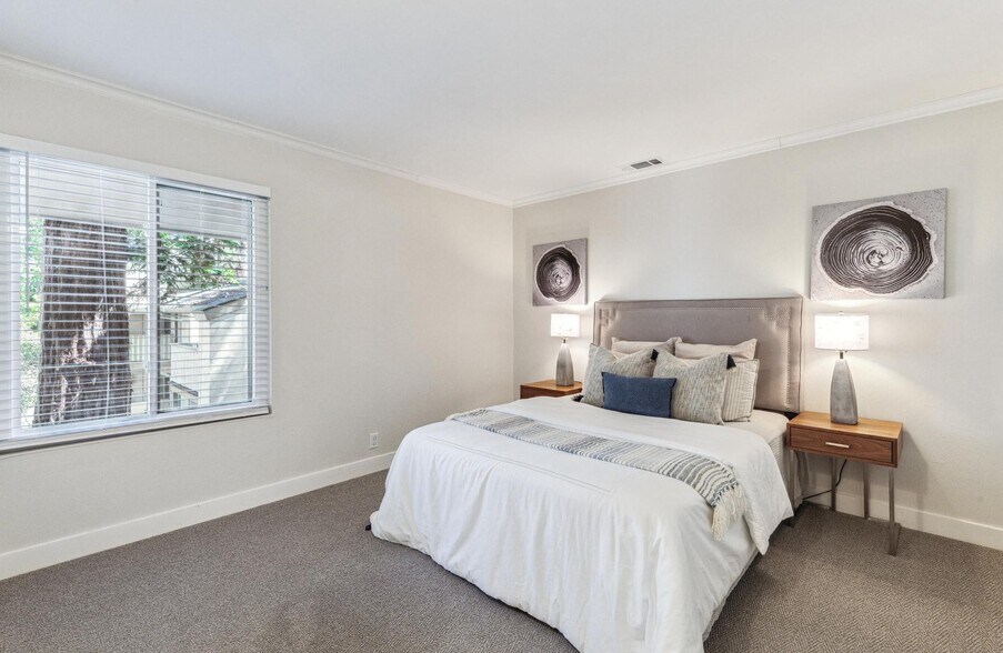 Building Photo - 2724 Oak Rd