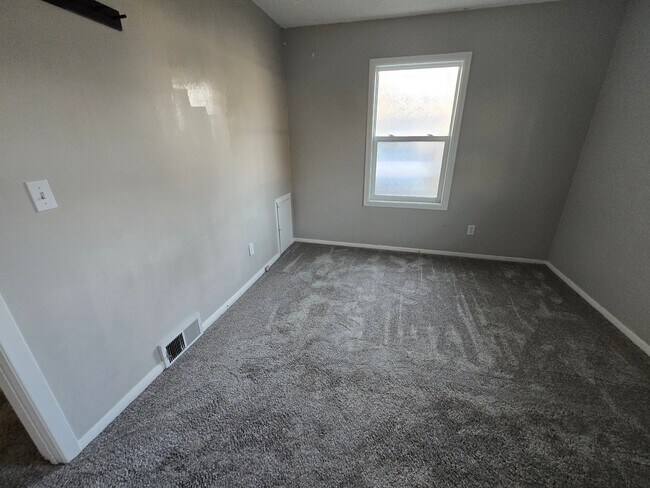 Building Photo - 1401-1403 Parkview Ln NE