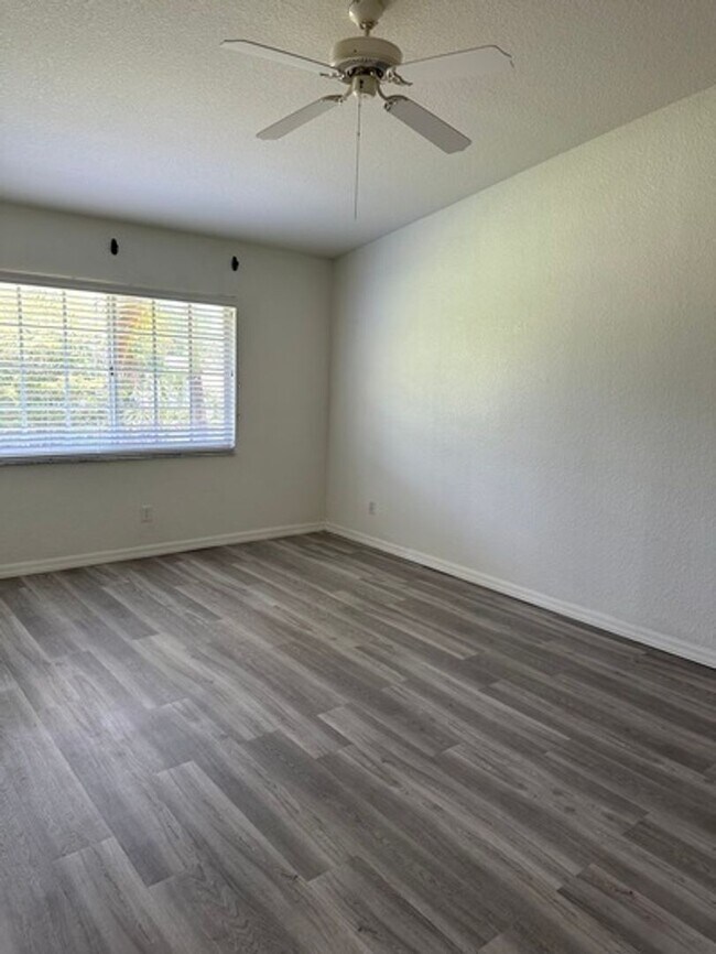 Building Photo - 2nd floor condo with landscape views