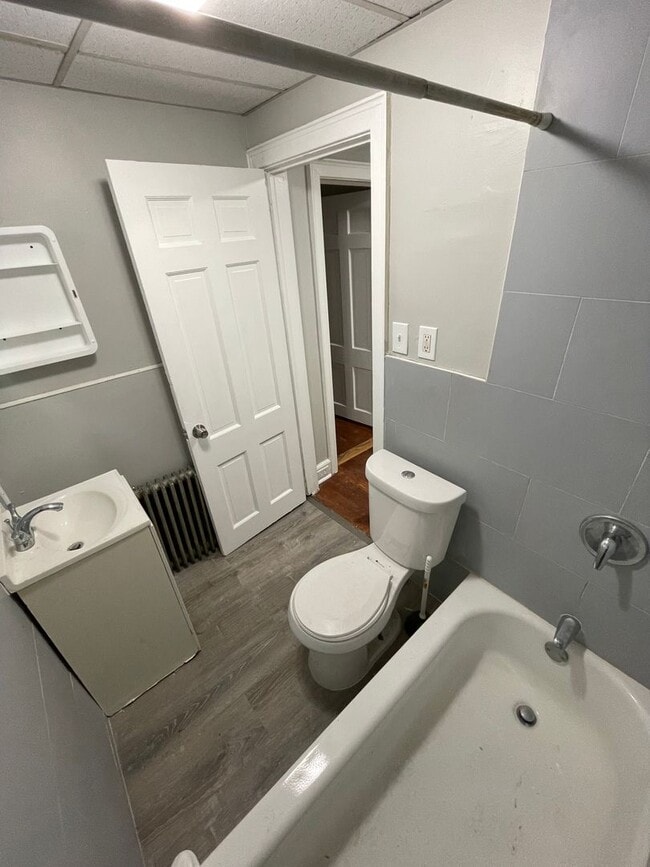 Building Photo - Newly Renovated 3 Bed, 1.5 Bath in Fairview!