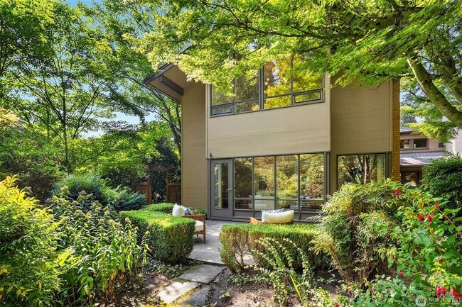 Building Photo - 5bd/4ba Mercer Island Home