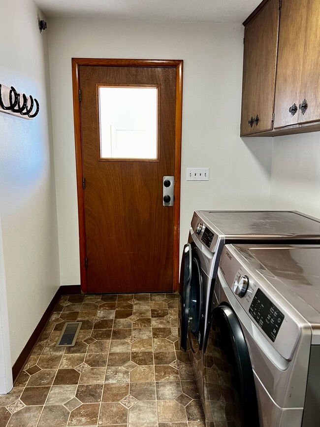 Building Photo - 3-Bedroom Home on Corner Lot with a View!