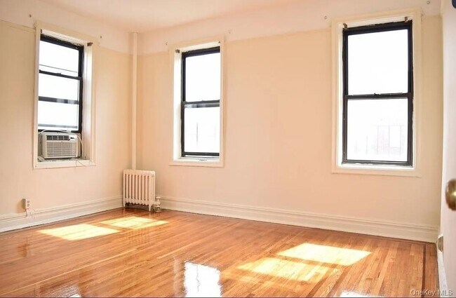 Primary Photo - 740 E 32nd St
