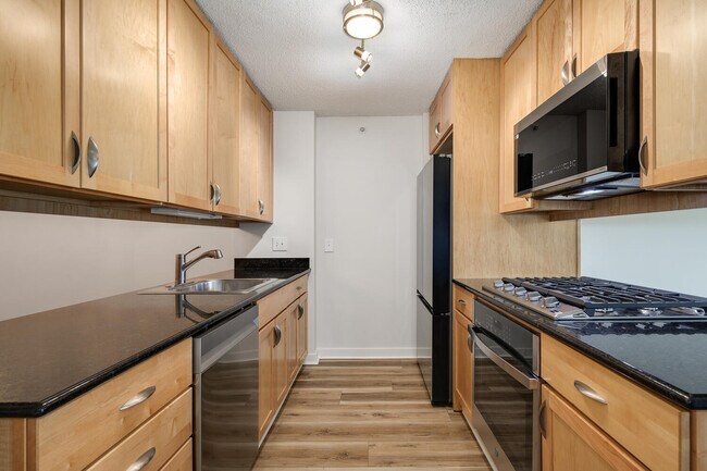 Building Photo - 9655 Woods Dr