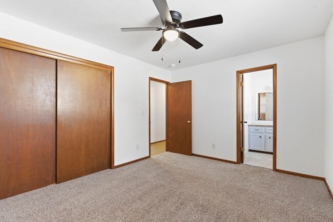 Building Photo - 3 Bedroom | 2 Bathroom | 2 Car Garage | Springfield MO | Fenced Back Yard!