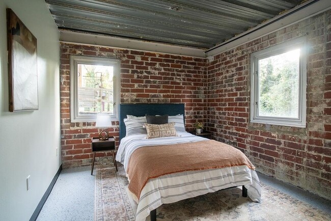 Building Photo - 15 Burbank Dr SW