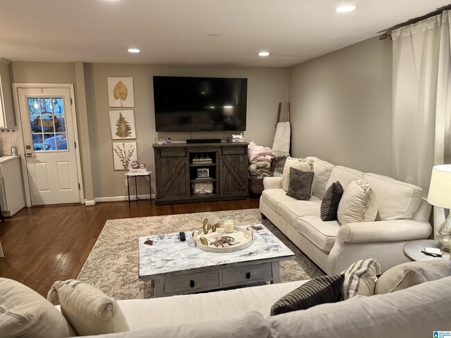 Building Photo - 3153 Woodhaven Dr