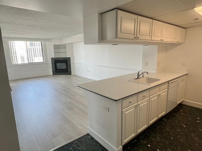 apt entrance - 1276 N Wayne St