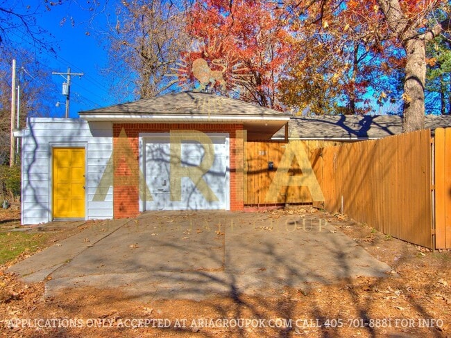 Building Photo - *COMING SOON!* UPDATED 3 BED/2 BATH DUPLEX...