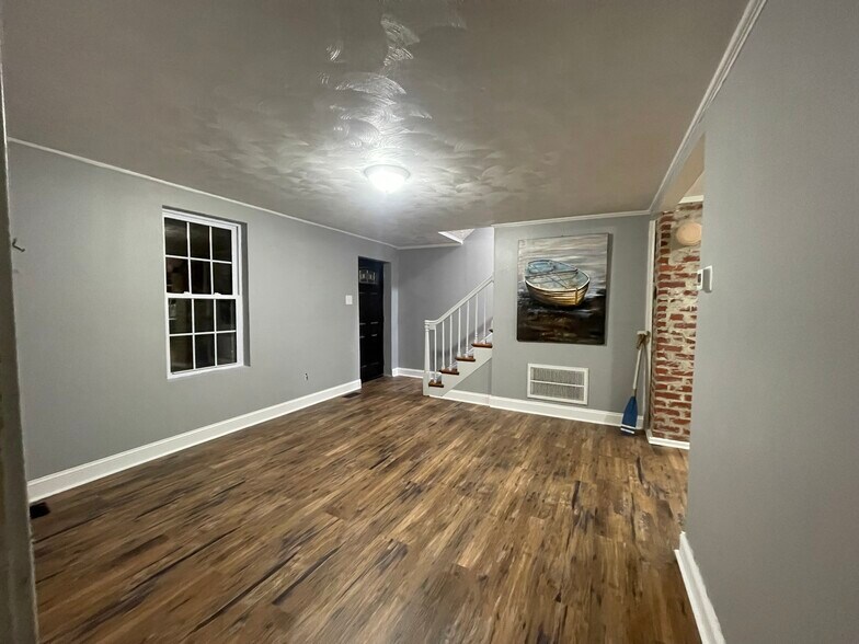 Front room/Entrance - Pic #3 - 3801 Seaford Rd