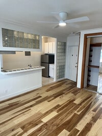 Building Photo - 632 S Cloverdale Ave