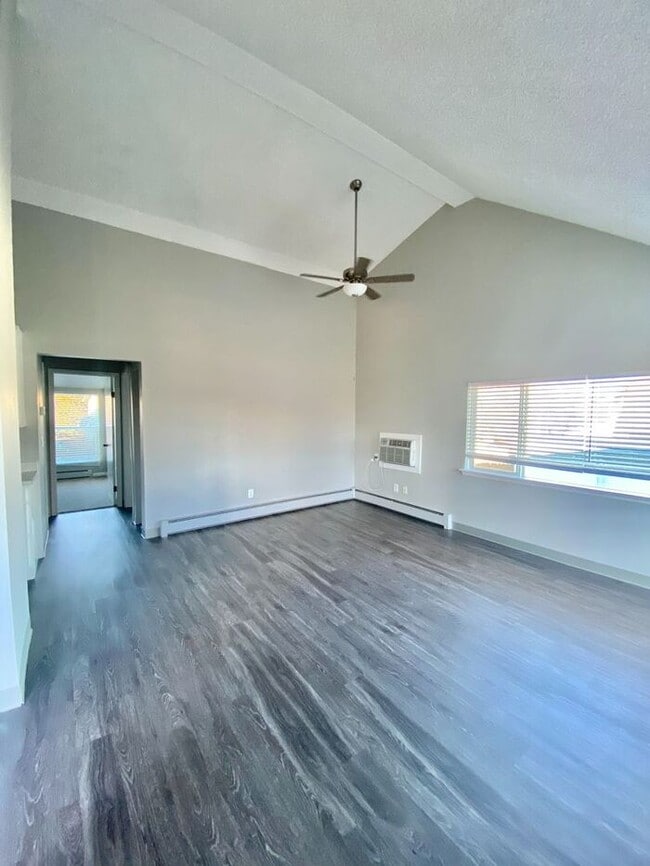 Building Photo - Recently Upgraded 2 Bedroom Apt Near Horse...