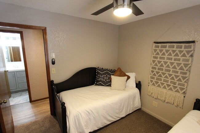 Building Photo - Fully Furnished 4-Bed Home in Kachina Village with Bonus Rec Room