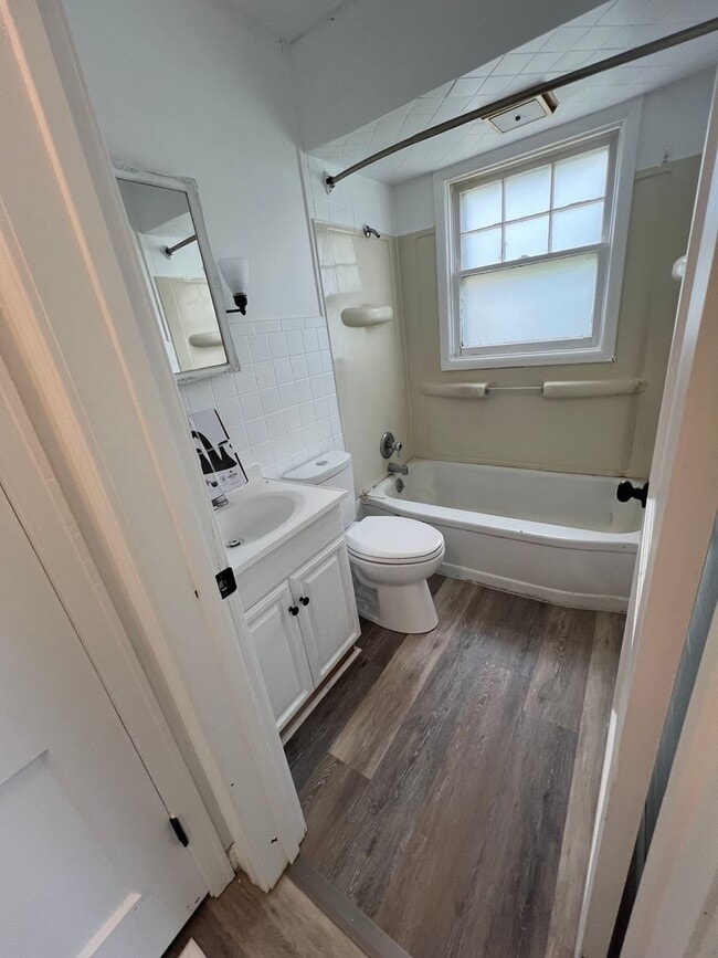 Building Photo - 2 Bedroom 1 Bathroom 1200.00