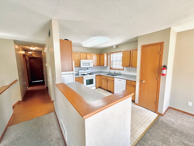Building Photo - Rare Detached 4bed Townhome in Prime Shako...