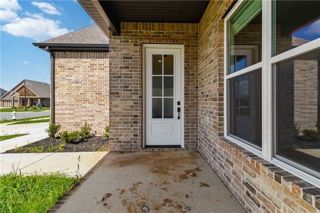 Building Photo - 980 Trestle Ln