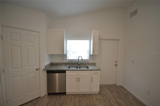 Building Photo - 2225 Carver Ave