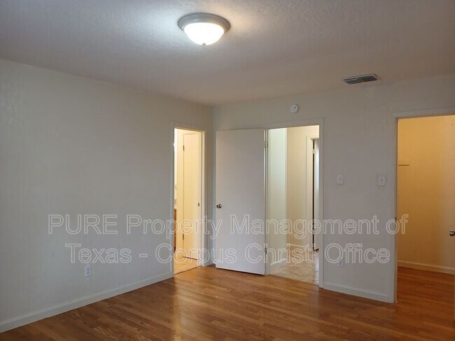 Building Photo - 2255 Lombardy Dr