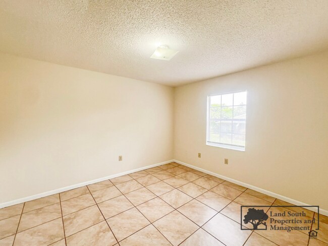 Building Photo - 5818 Charlton Dr