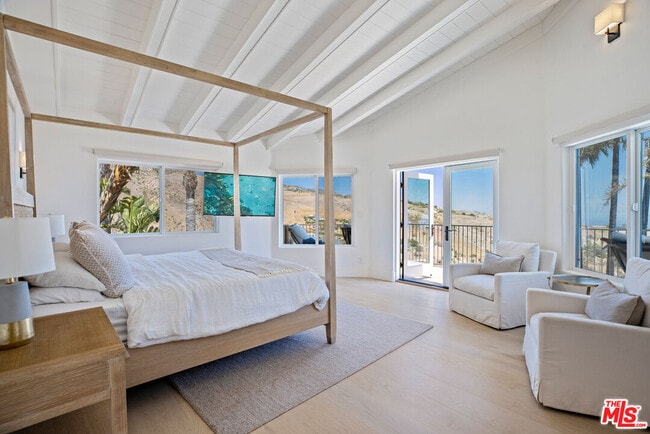 Building Photo - 5868 Zumirez Dr